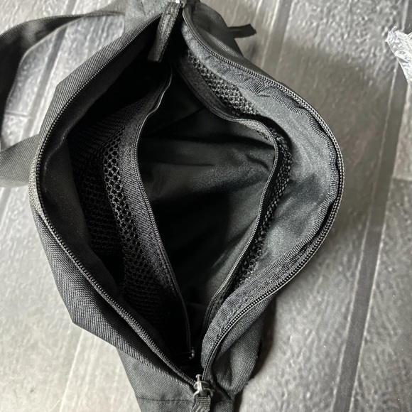 Nike Hip Pack Sport Pack Fanny Pack Expandable Waist Bag Black / White - Picture 2 of 9